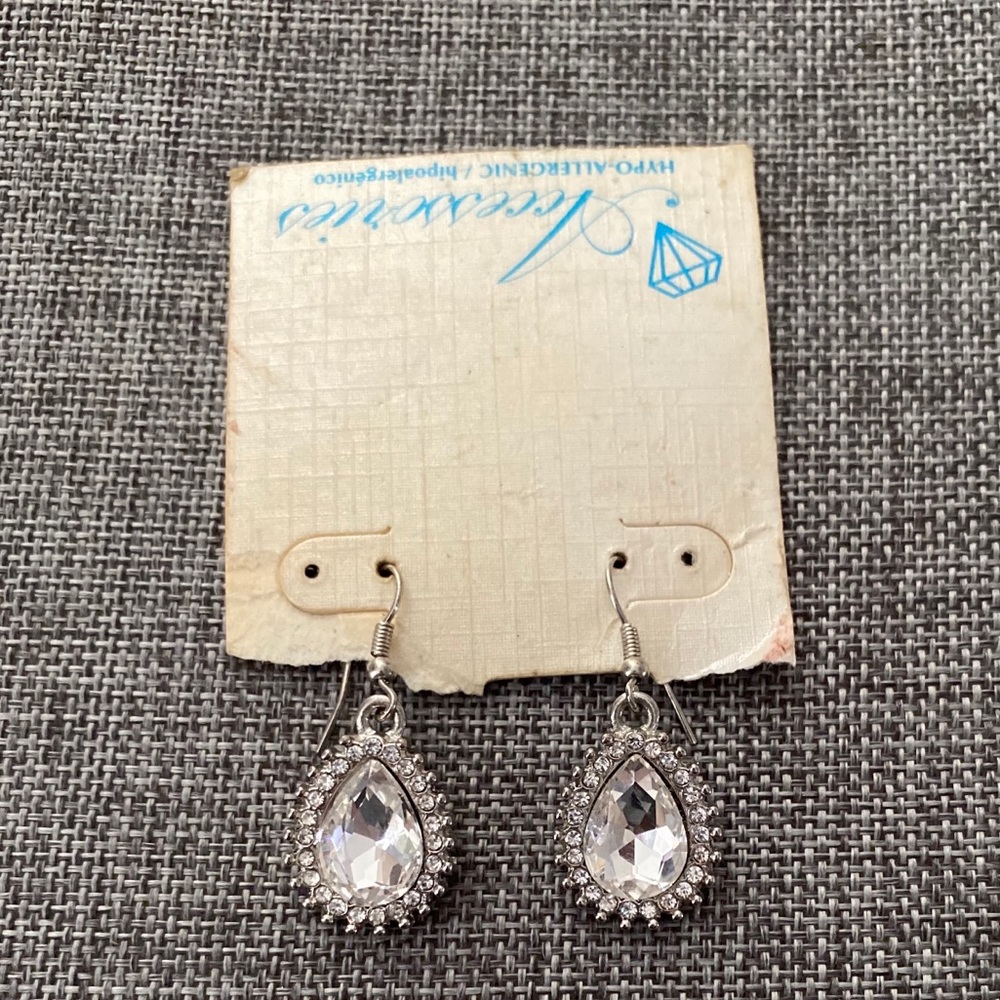 Silver dangle raindrop earrings.